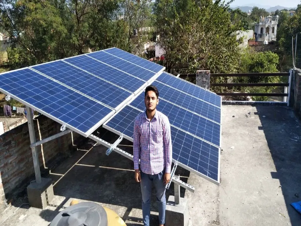 Maurice Solar engineer at a completed rooftop installation
